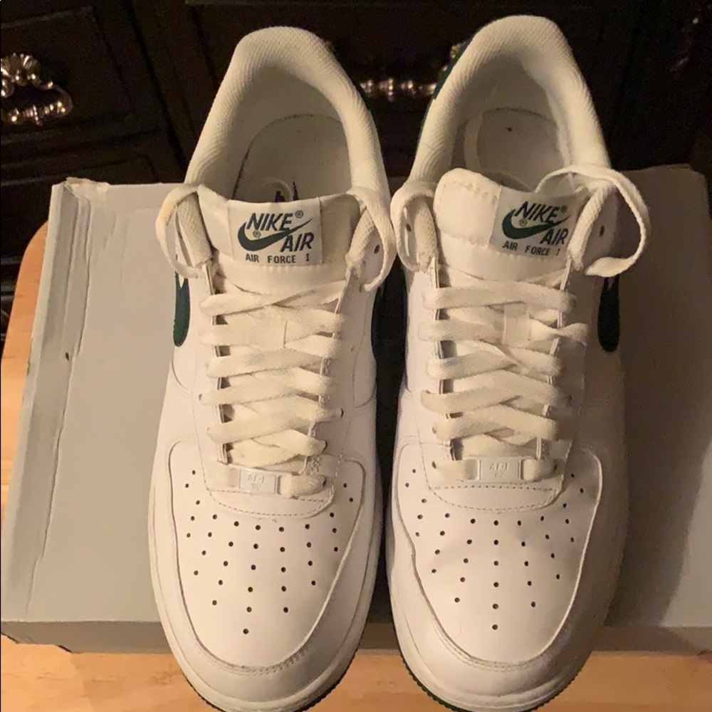 PRE-OWNED MEN’S Nike Air Force